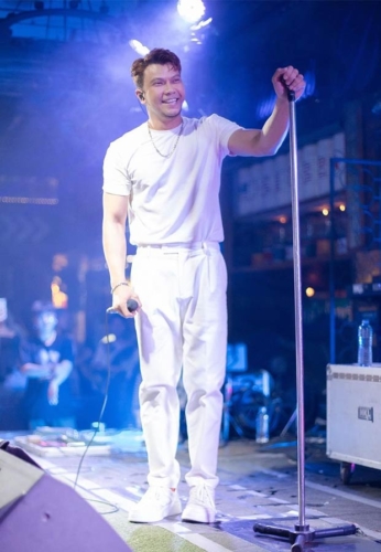 หนุ่ม-กะลา-ยิ้ม