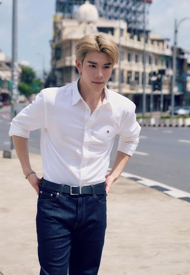 โฟร์ท ณัฐวรรธน์ ในลุคเสื้อขาว