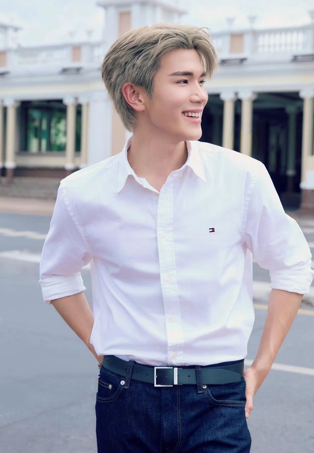 โฟร์ท ณัฐวรรธน์ ภาพแฟชั่นเสื้อขาว